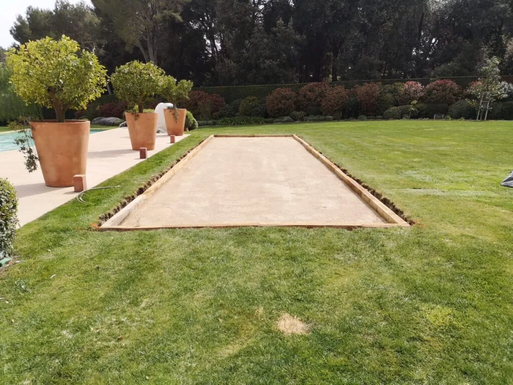 Boulodrome terminé terrain pétanque amenagement extérieur piscine à Saint-Vallier-de-Thiey