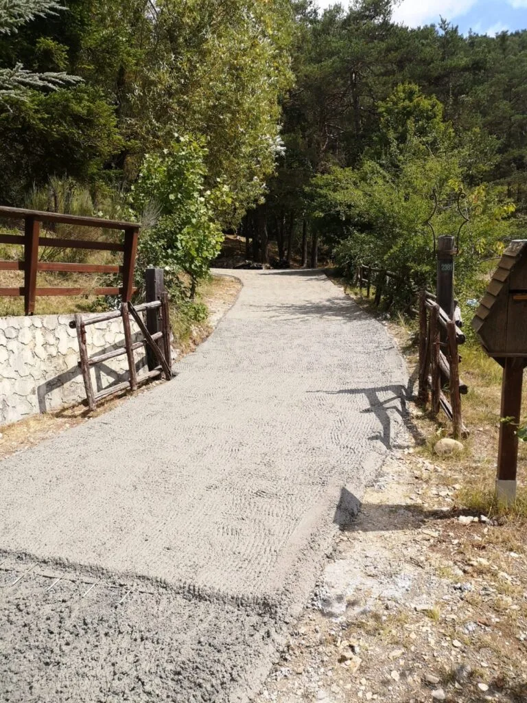 Chemin accès empierré grave compactée voirie terrassement à Saint-Vallier-de-Thiey