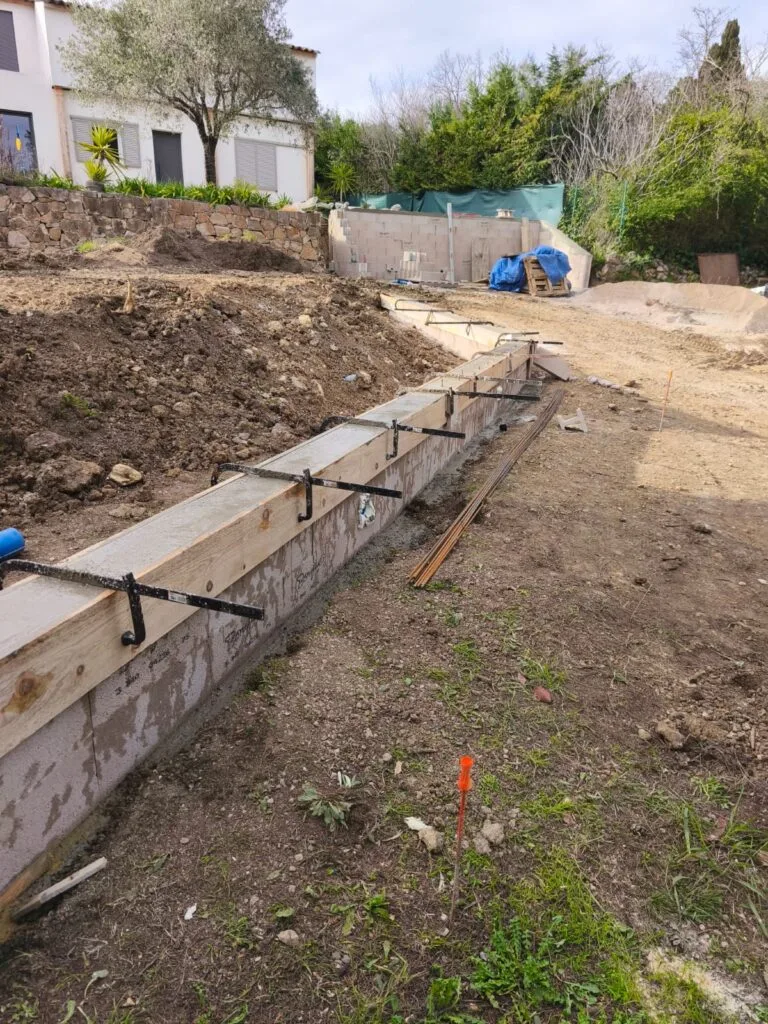 Coffrage coulage mur béton soutènement terrassement plateforme à Saint-Vallier-de-Thiey