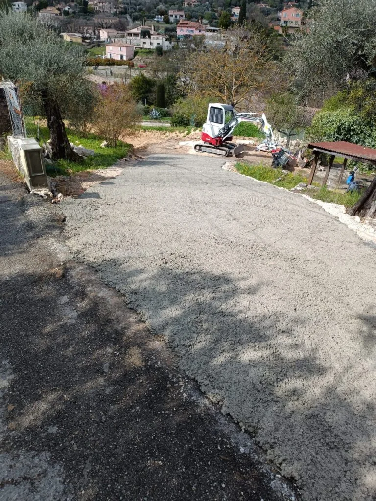 Création chemin accès béton en pente mini-pelle terrassement à Saint-Vallier-de-Thiey