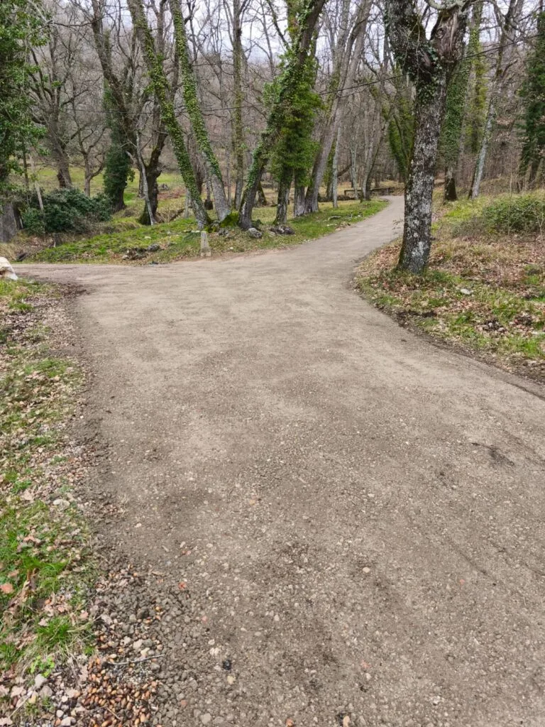 Création chemin accès empierré compacté grave nivellement à Saint-Vallier-de-Thiey
