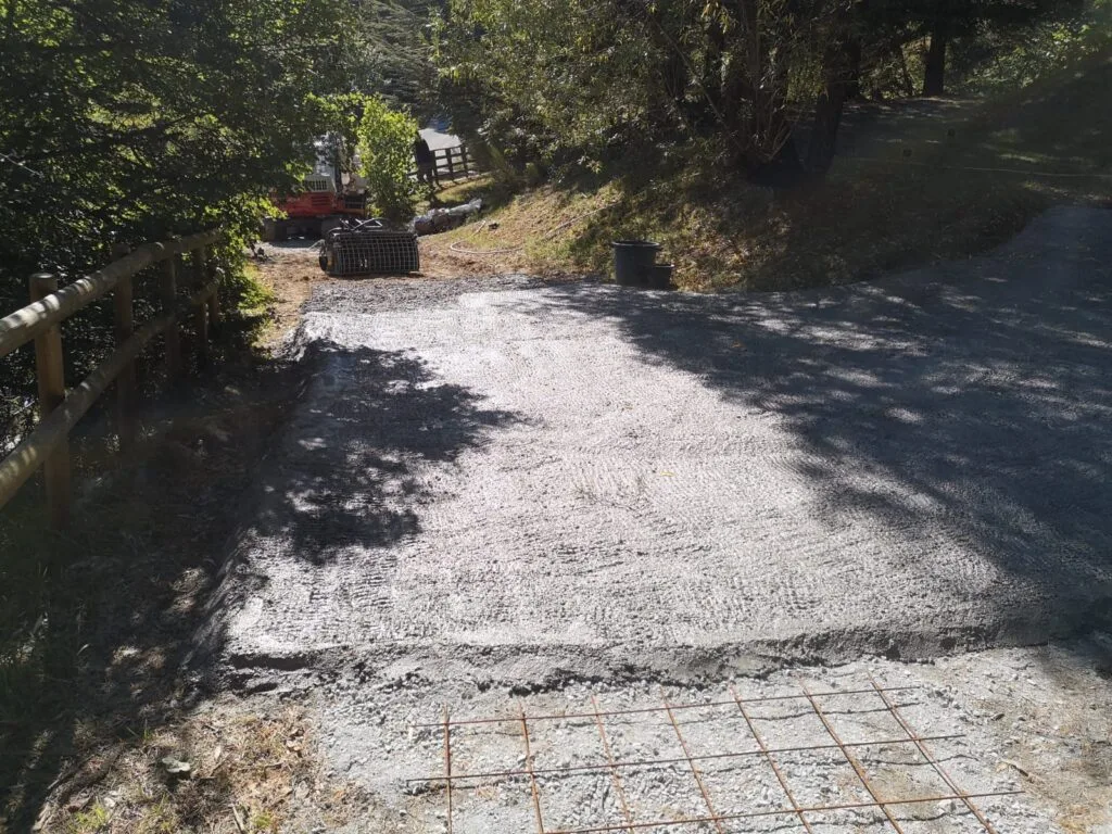 Création chemin accès ferraillage treillis soudé dalle béton à Saint-Vallier-de-Thiey