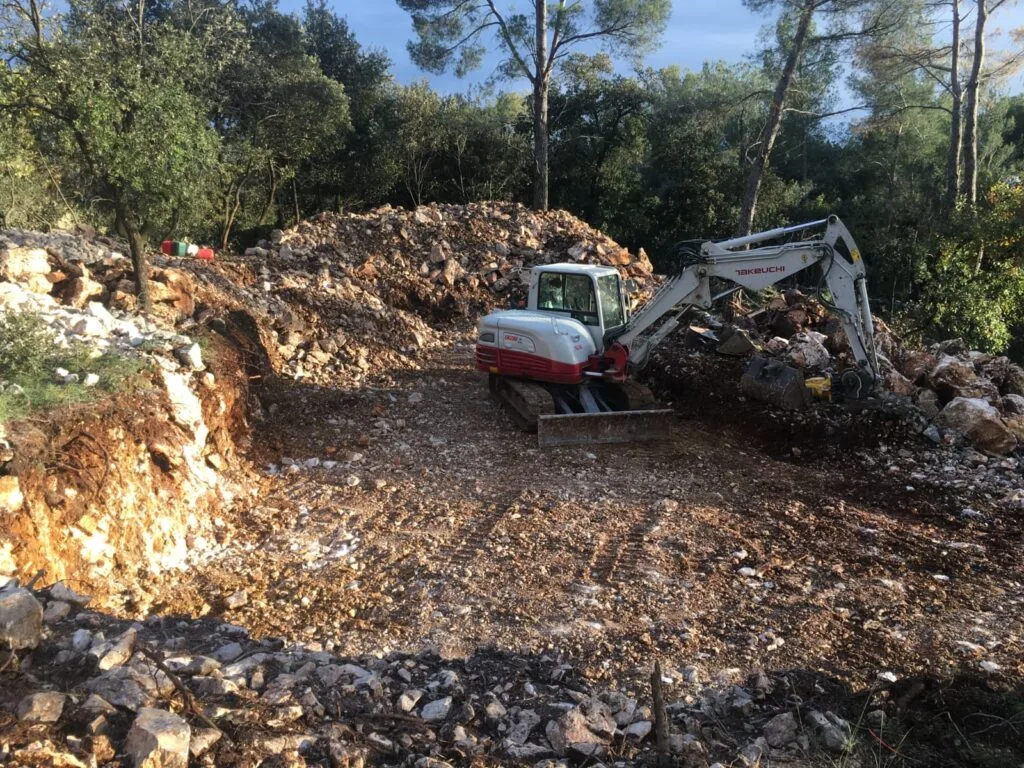 Création piste accès terrassement déblais rocheux mini-pelle à Saint-Vallier-de-Thiey