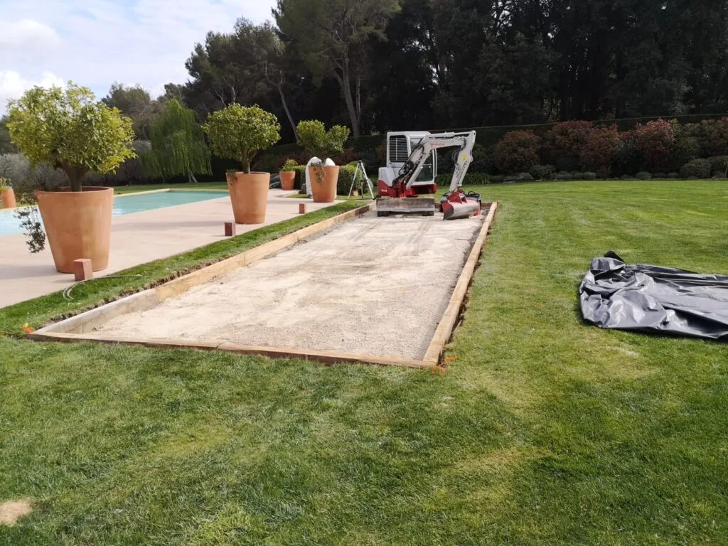 Création terrain pétanque décaissement nivellement mini-pelle jardin à Saint-Vallier-de-Thiey