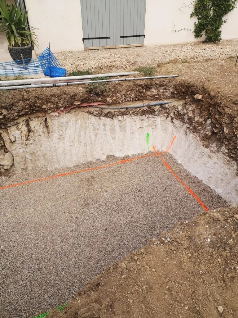 Décaissement fouille piscine fond de forme gravier compacté à Saint-Vallier-de-Thiey