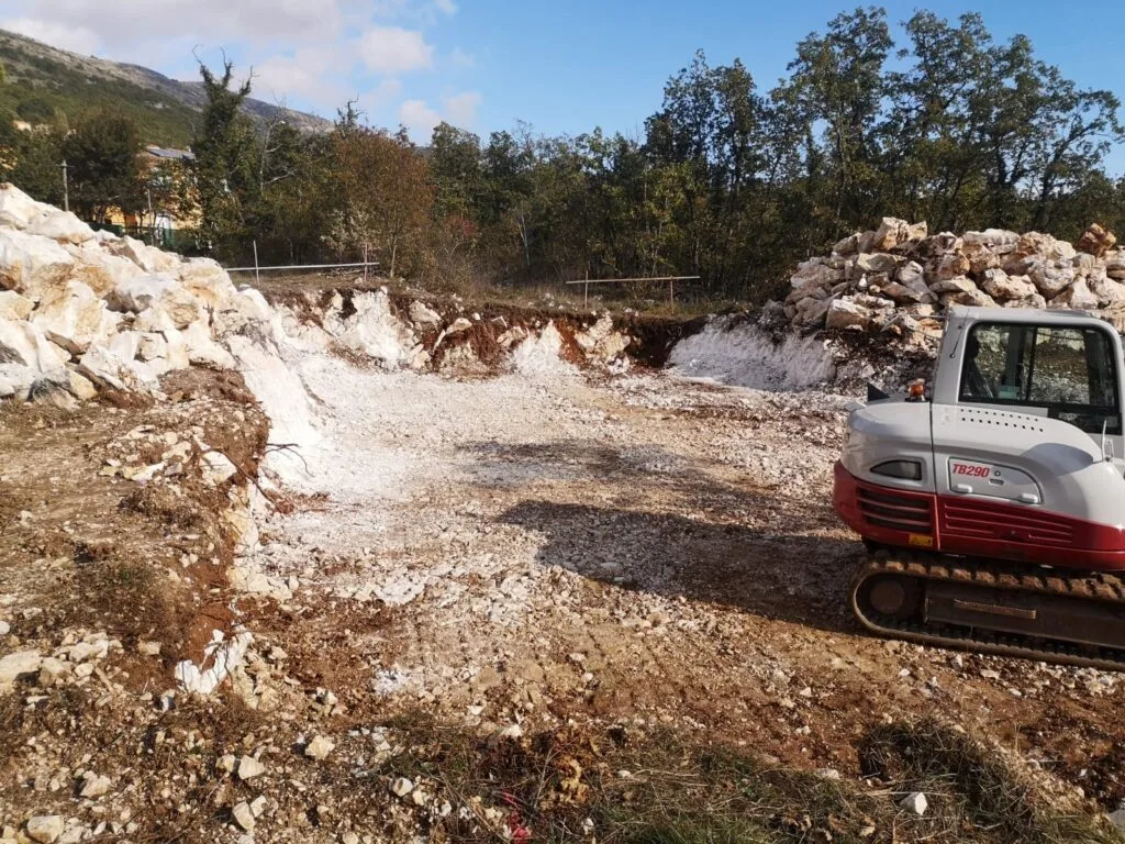 Décaissement plateforme terrain rocheux pelle chenilles terrassement à Saint-Vallier-de-Thiey