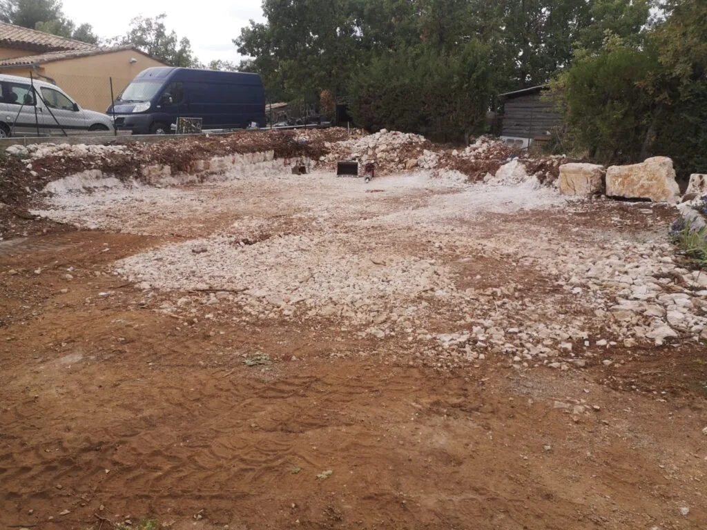 Décaissement terrain plateforme terrassement enrochement à Saint-Vallier-de-Thiey