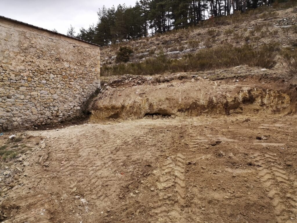 Décaissement terrain talus plateforme nivelée terrassement à Saint-Vallier-de-Thiey