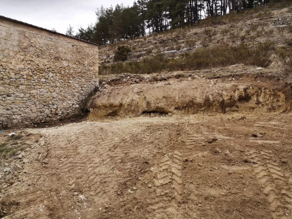 Décaissement terrain talus plateforme nivelée terrassement à Saint-Vallier-de-Thiey