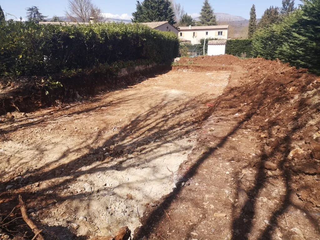 Décapage terrain plateforme nivellement terrassement remblai à Saint-Vallier-de-Thiey