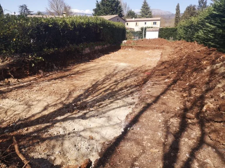 Décapage terrain plateforme nivellement terrassement remblai à Saint-Vallier-de-Thiey