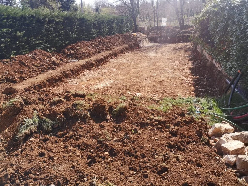 Décapage terre végétale tranchée chemin accès terrassement jardin à Saint-Vallier-de-Thiey