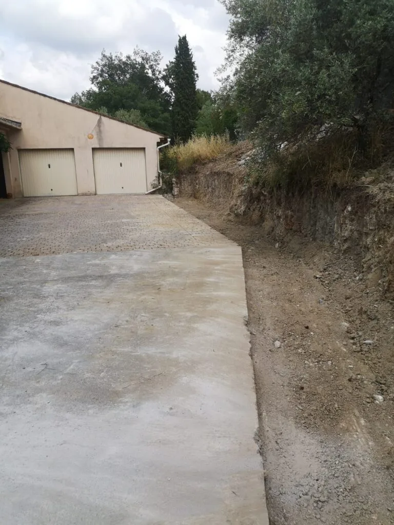 élargissement accès garage dalle béton décaissement talus terrassement à Saint-Vallier-de-Thiey