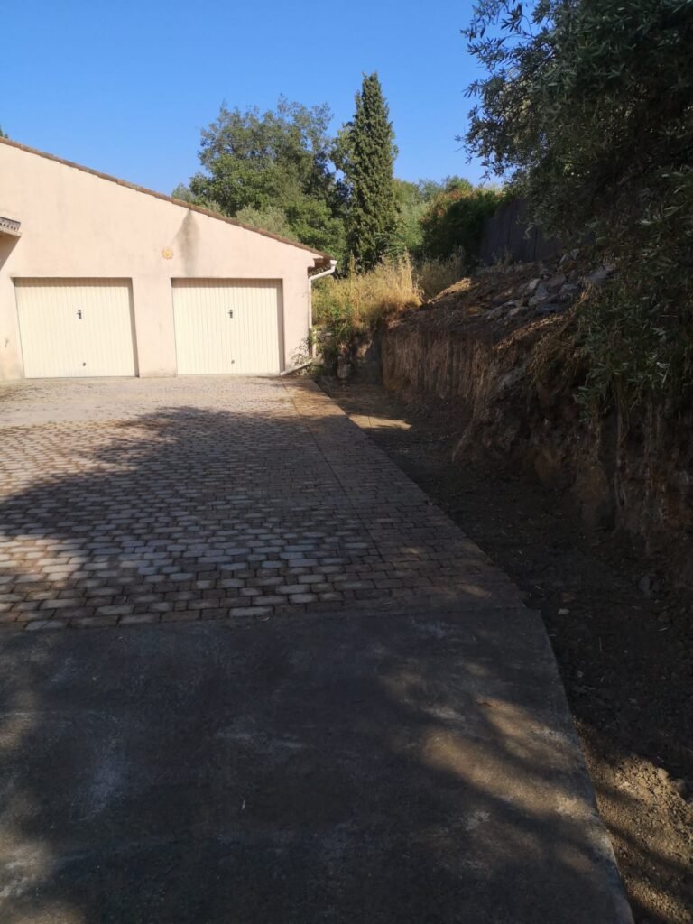 élargissement accès garage décaissement talus dalle béton à Saint-Vallier-de-Thiey