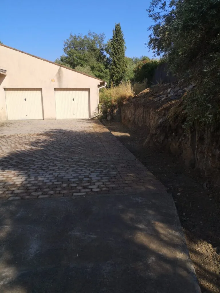élargissement accès garage décaissement talus dalle béton à Saint-Vallier-de-Thiey
