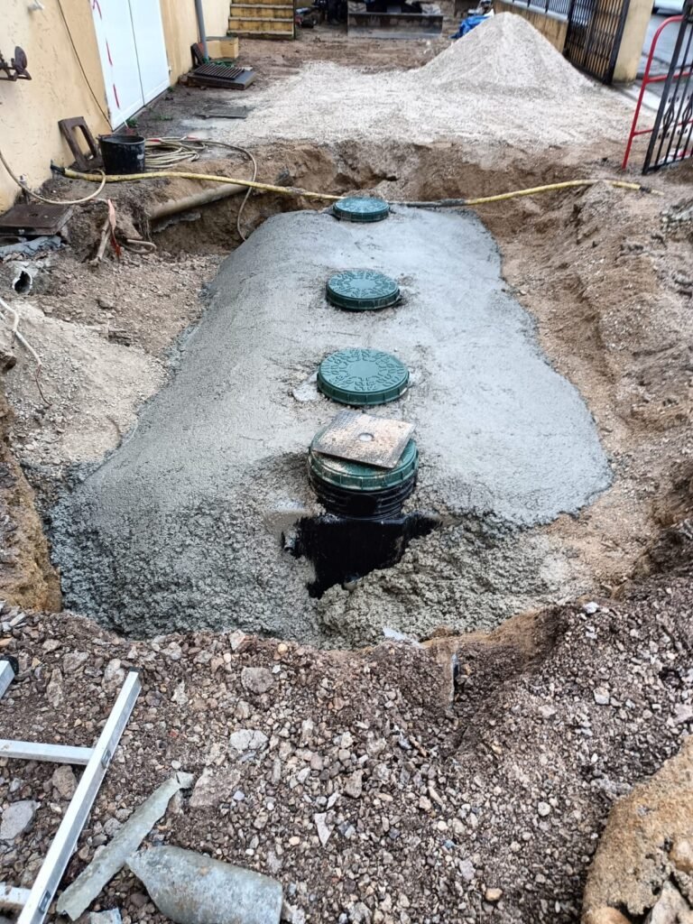 Enrobage béton cuve micro-station épuration fouille assainissement à Saint-Vallier-de-Thiey