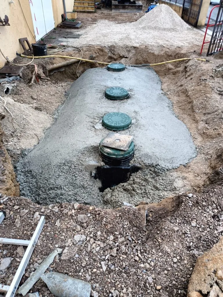 Enrobage béton cuve micro-station épuration fouille assainissement à Saint-Vallier-de-Thiey