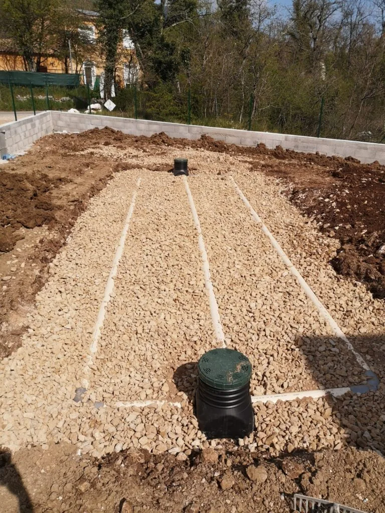 épandage drains graviers assainissement non collectif regard répartition à Saint-Vallier-de-Thiey