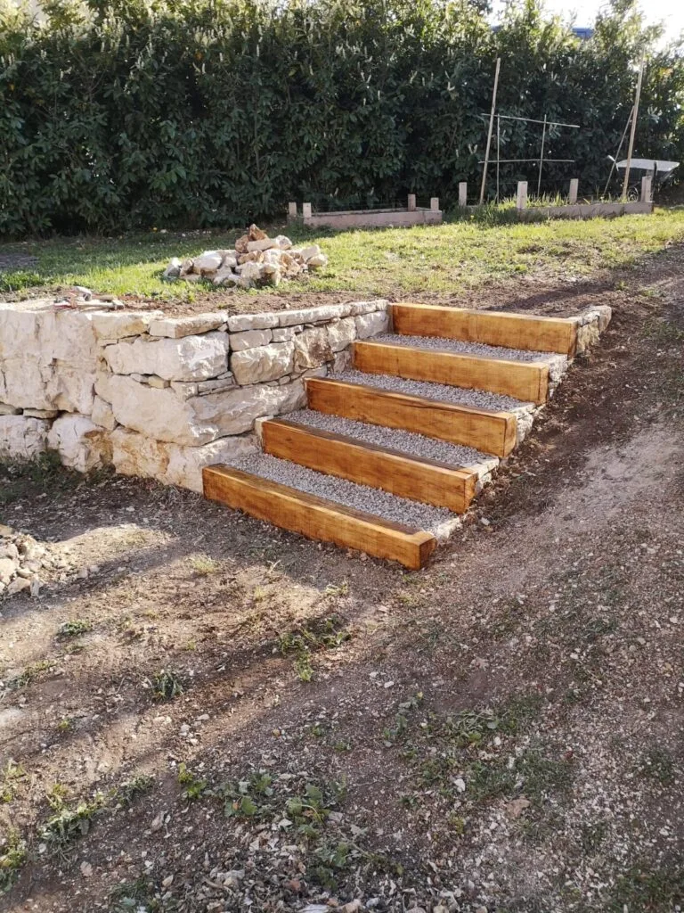 Escalier extérieur traverses bois mur soutènement pierre sèche amenagement à Saint-Vallier-de-Thiey