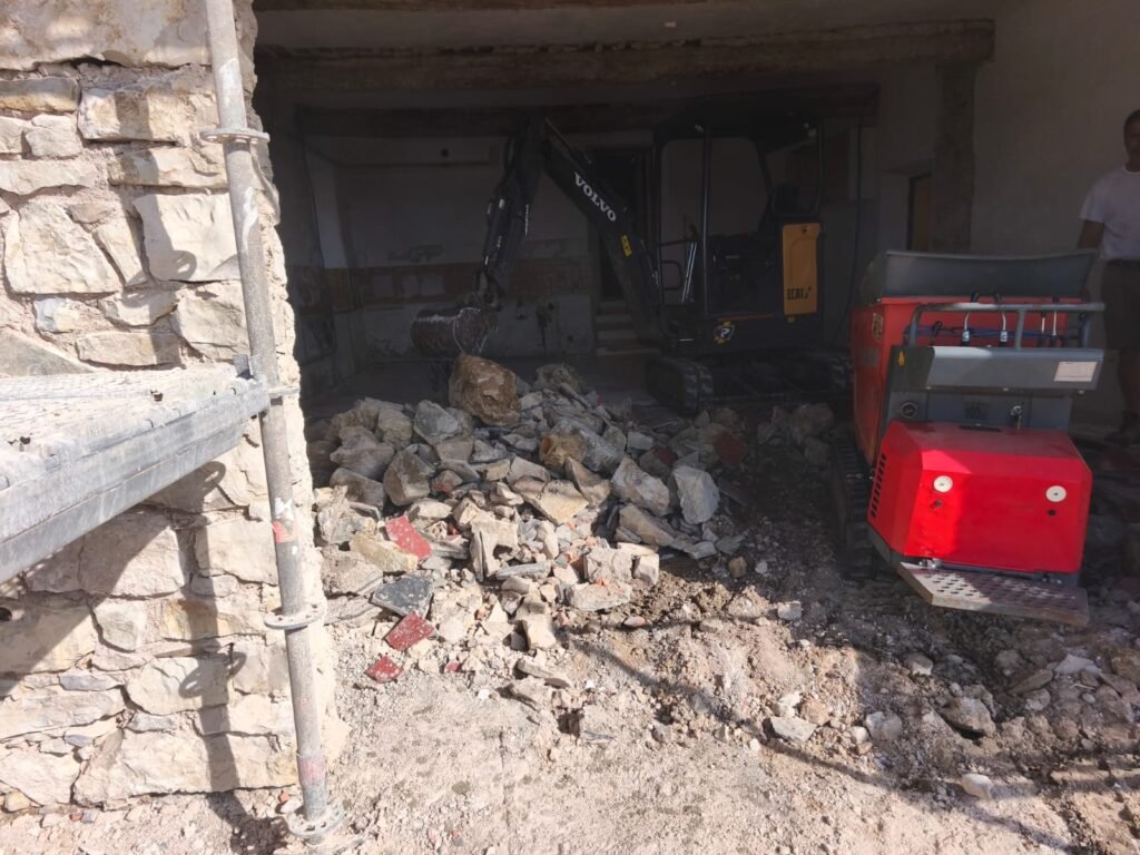 évacuation gravats mini dumper chenilles terrassement intérieur à Saint-Vallier-de-Thiey