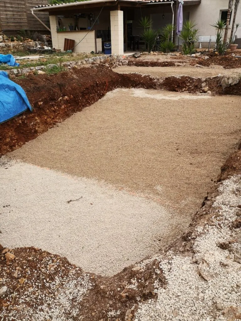 Fond de forme gravier compacté fouille piscine terrassement jardin à Saint-Vallier-de-Thiey