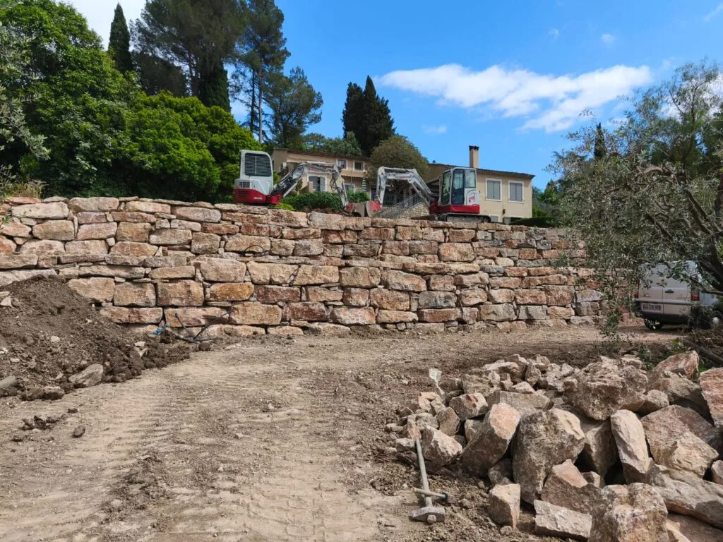 Grand mur soutènement pierre sèche plateforme terrassement mini-pelles à Saint-Vallier-de-Thiey