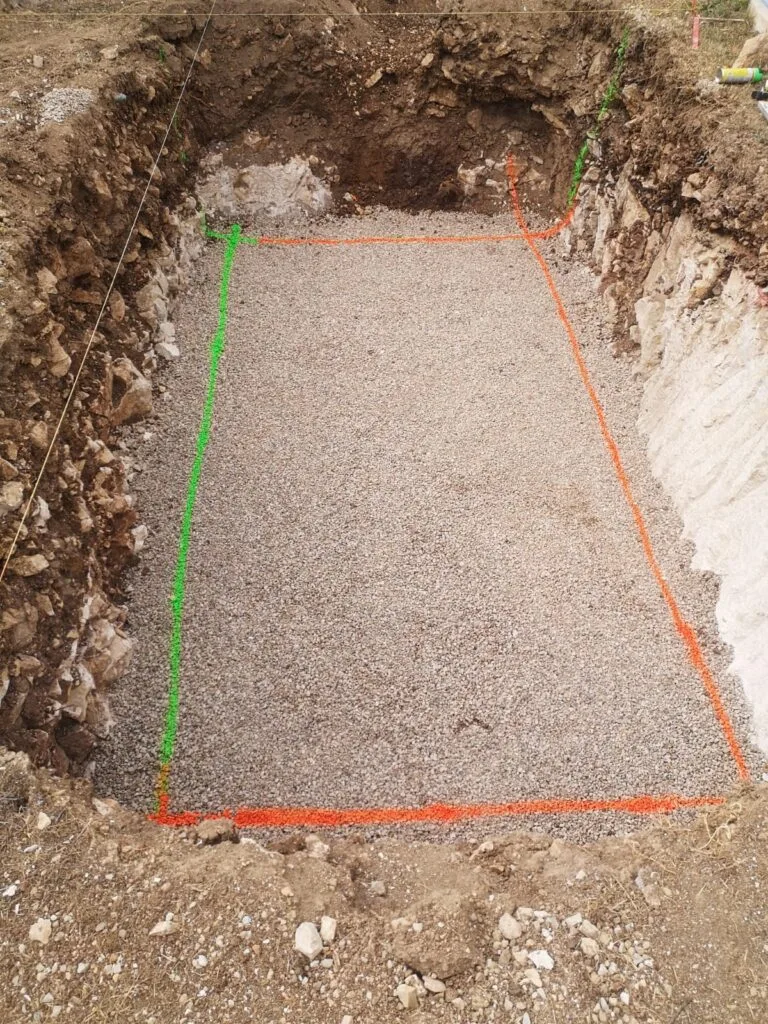 Implantation traçage fouille piscine fond de forme gravier à Saint-Vallier-de-Thiey
