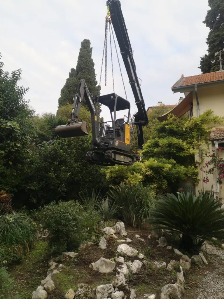 Levage mini-pelle grue camion accès difficile terrassement à Saint-Vallier-de-Thiey