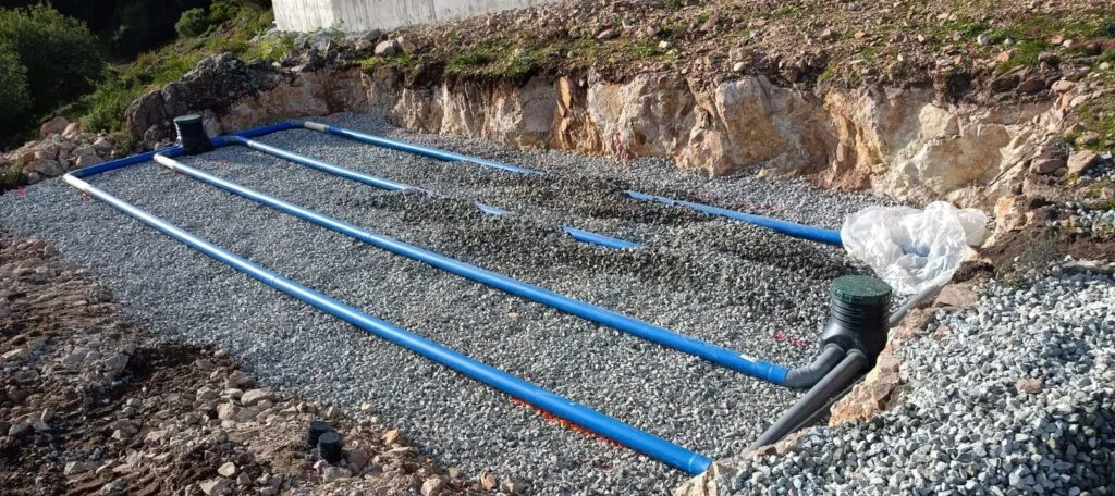 Lit épandage drains gravier regard bouclage assainissement à Saint-Vallier-de-Thiey