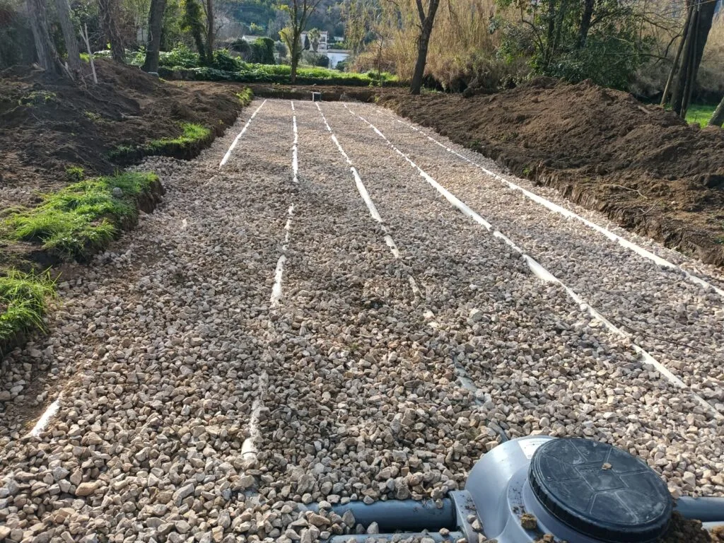 Lit épandage gravier drains regard répartition filière assainissement à Saint-Vallier-de-Thiey