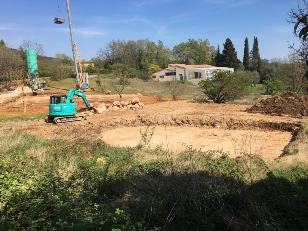 Mini-pelle terrassement plateforme chantier construction maison à Saint-Vallier-de-Thiey