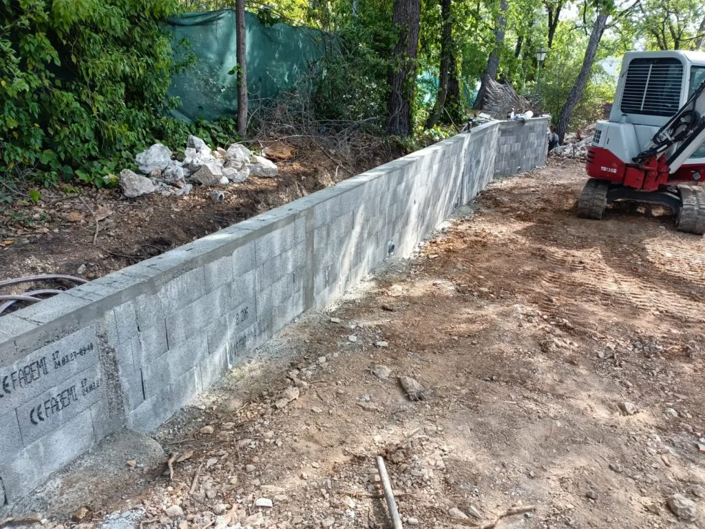 Mur de soutènement agglos mini-pelle plateforme terrassement à Saint-Vallier-de-Thiey