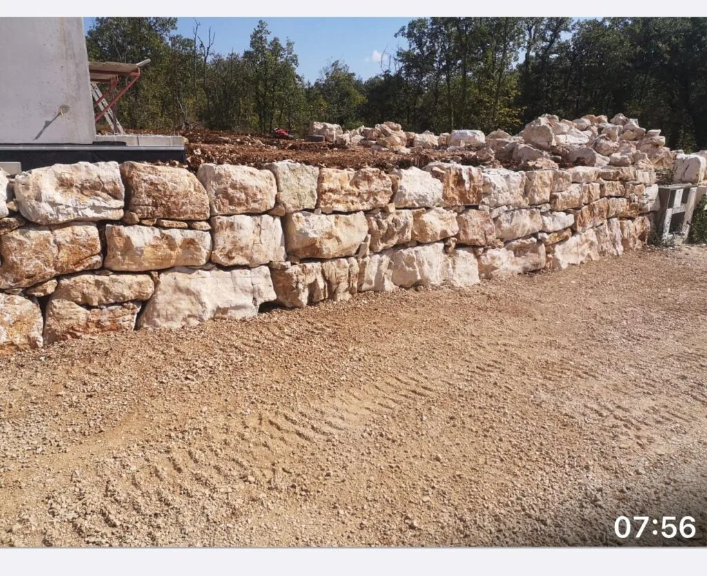 Mur de soutènement enrochement blocs calcaire plateforme terrassement à Saint-Vallier-de-Thiey