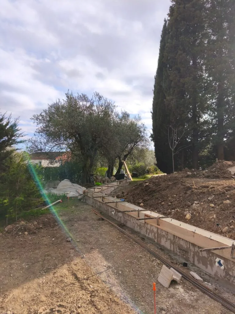 Mur soutènement béton coffré terrassement jardin oliviers à Saint-Vallier-de-Thiey