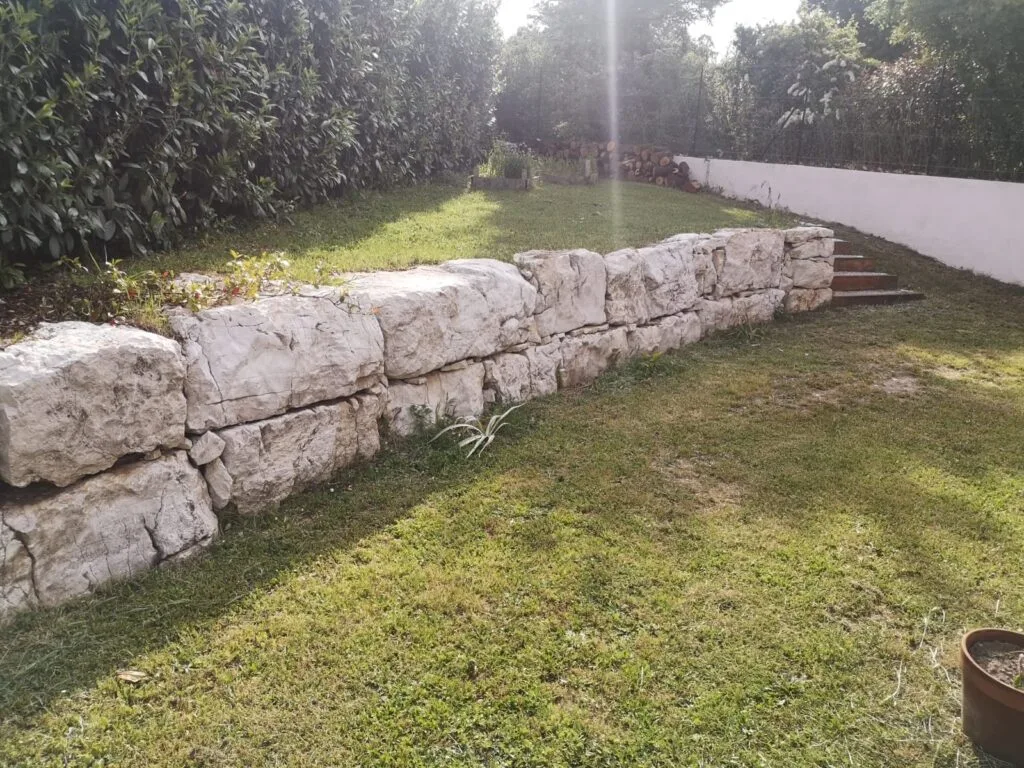 Mur soutènement enrochement calcaire restanque jardin à Saint-Vallier-de-Thiey