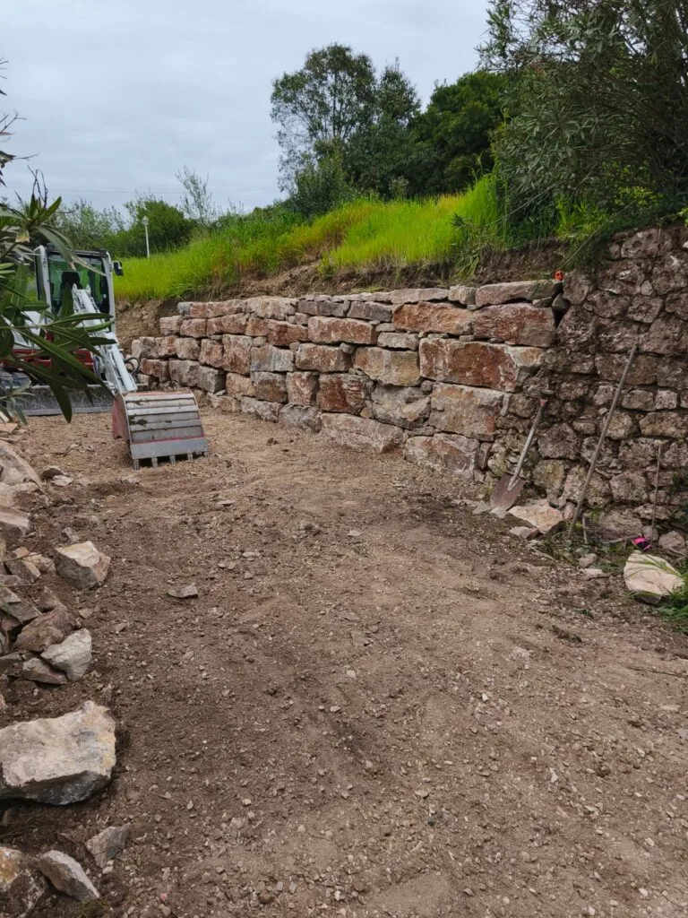 Mur soutènement pierre sèche mini-pelle terrassement à Saint-Vallier-de-Thiey