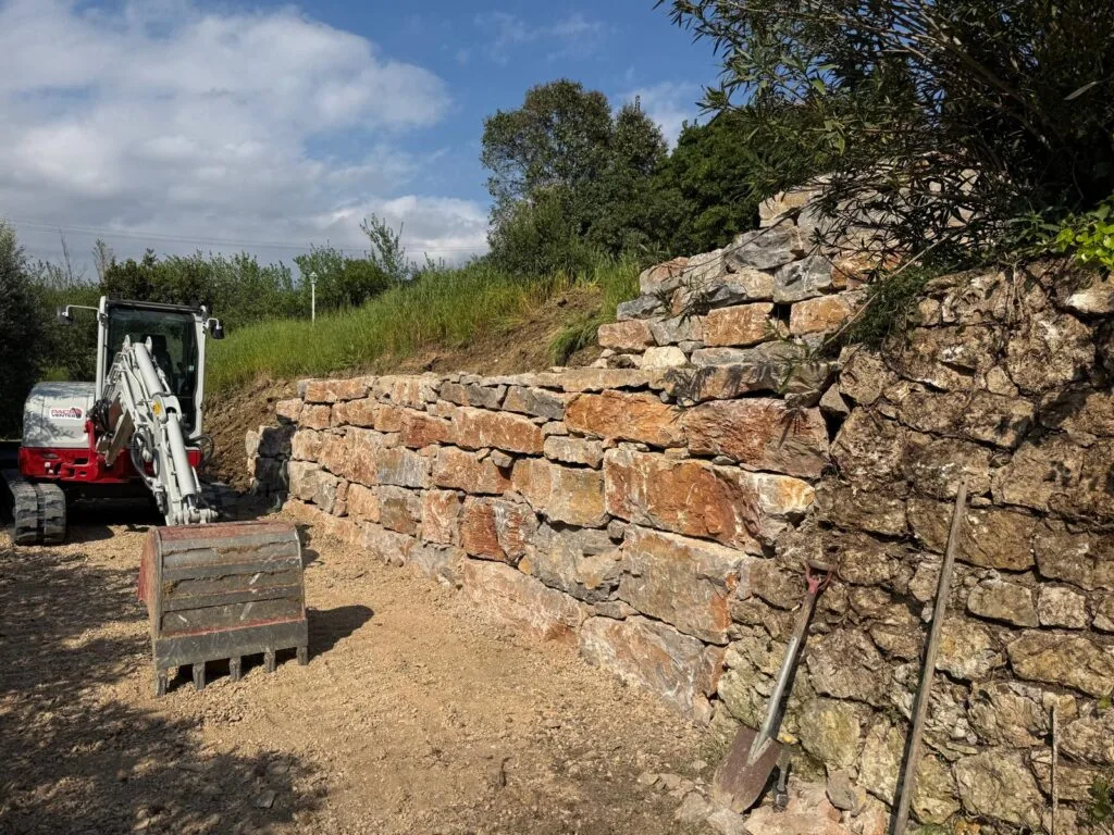 Mur soutènement pierre sèche restanque mini-pelle Takeuchi à Saint-Vallier-de-Thiey