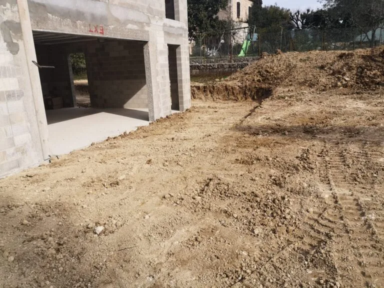 Nivellement remblai plateforme accès garage maison en construction à Saint-Vallier-de-Thiey