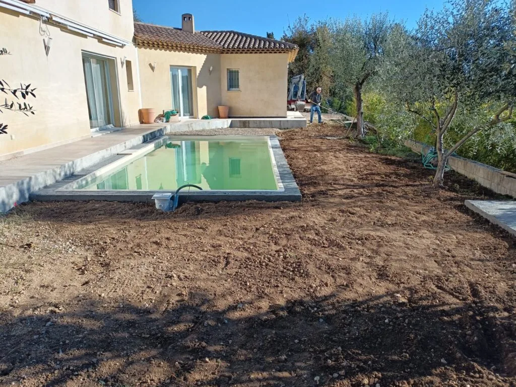 Nivellement terrain abords piscine préparation engazonnement à Saint-Vallier-de-Thiey