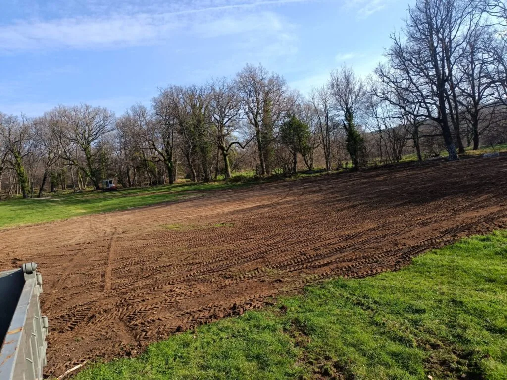 Nivellement terrain décapage terre végétale plateforme terrassement à Saint-Vallier-de-Thiey