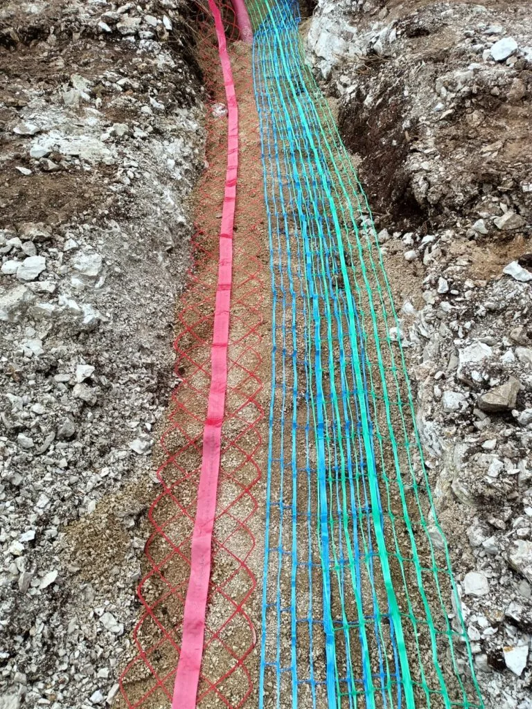 Pose grillage avertisseur tranchée réseaux enterrés électricité eau télécom à Saint-Vallier-de-Thiey