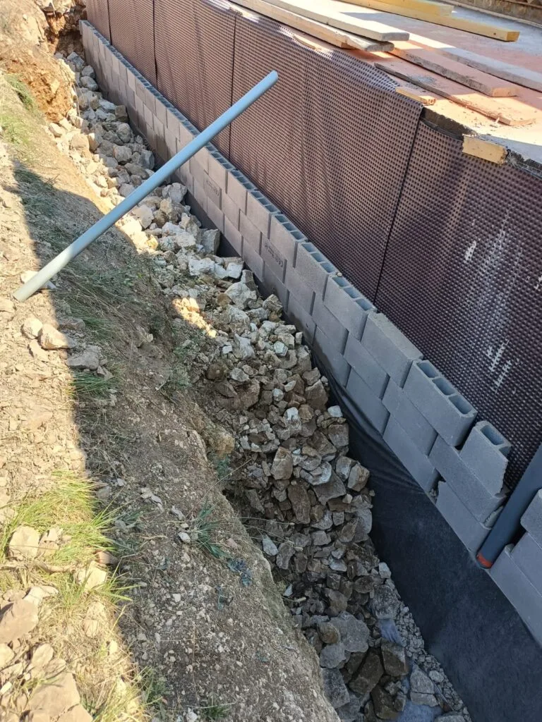 Remblai drainant cailloux mur soutènement parpaings membrane drainage à Saint-Vallier-de-Thiey