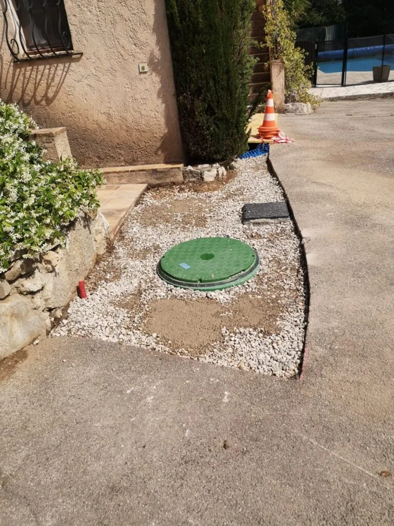 Tampon regard micro station épuration enterrée finition gravier à Saint-Vallier-de-Thiey