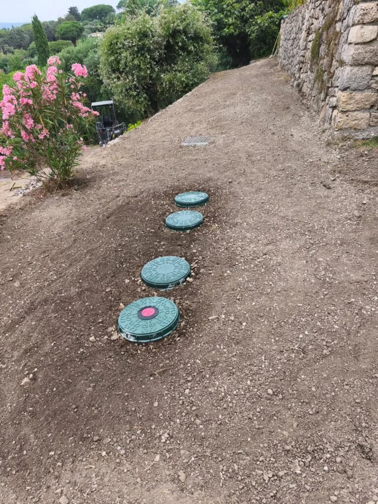 Tampons micro-station épuration enterrée terrain nivelé remblai à Saint-Vallier-de-Thiey