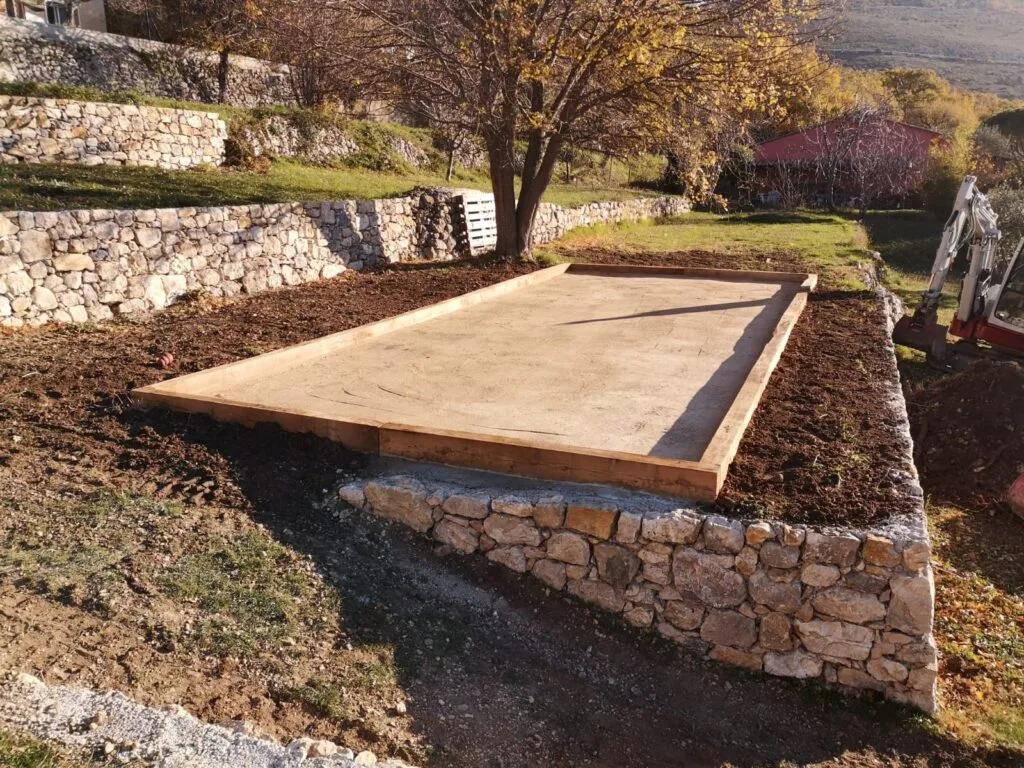 Terrain pétanque mur soutènement pierre sèche restanque terrassement à Saint-Vallier-de-Thiey