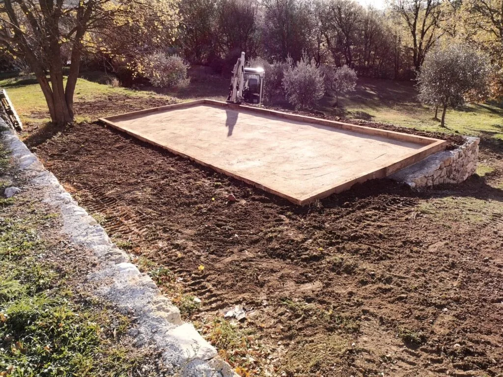 Terrain pétanque terminé bordures bois plateforme nivelée terrassement à Saint-Vallier-de-Thiey