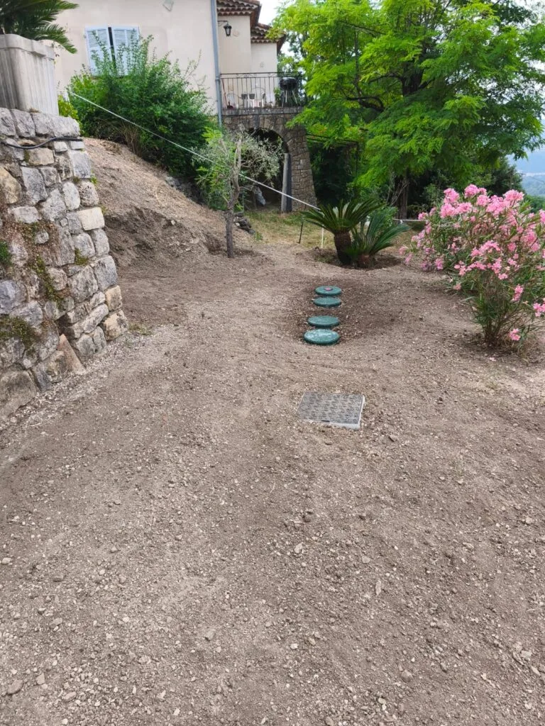 Terrain remblayé nivelé tampons assainissement mur soutènement pierre à Saint-Vallier-de-Thiey