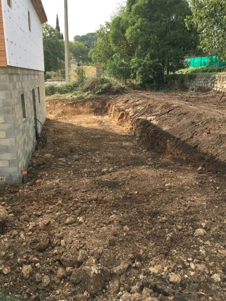 Terrassement abords maison neuve décaissement talus remblai à Saint-Vallier-de-Thiey