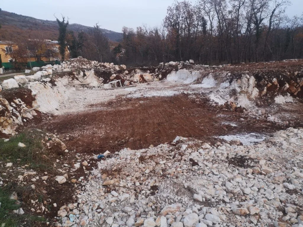 Terrassement fouille en masse extraction roche calcaire plateforme construction à Saint-Vallier-de-Thiey