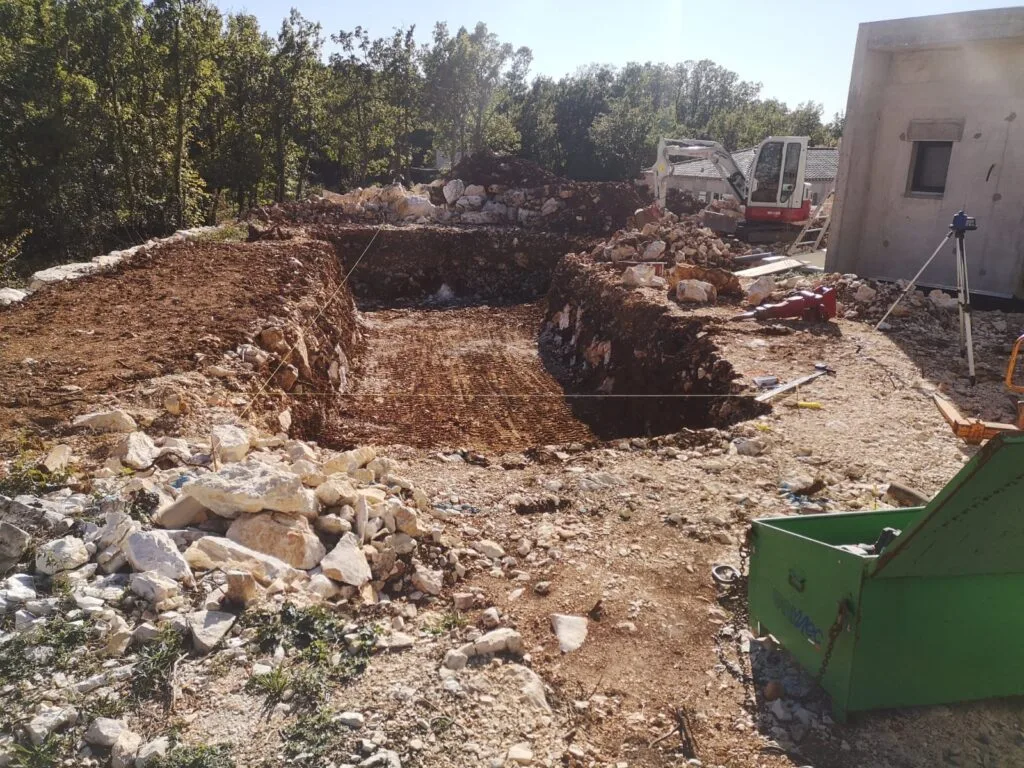 Terrassement fouille piscine mini-pelle implantation niveau laser à Saint-Vallier-de-Thiey